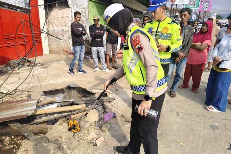 Kecelakaan Maut di Ajibarang Banyumas, Truk Seruduk Pejalan Kaki, Mobil Parkir dan Kios