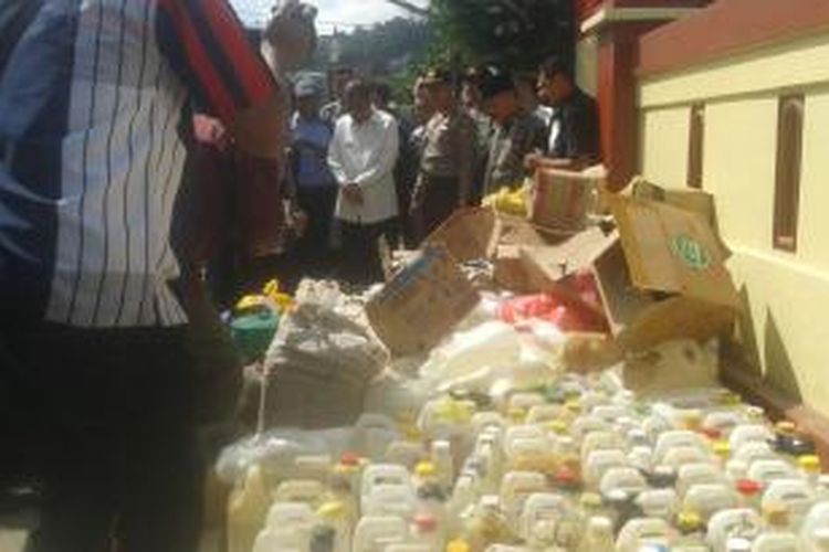 Wali KOta Ambon, Richar Louhenapessy dan  Kapolres Pulau Ambon, AKBP Komaruz Zaman memimpin pemusnahan 6.815 liter miras di halaman Kantor POlres Pulau AMbon, Rabu (9/9/2015)