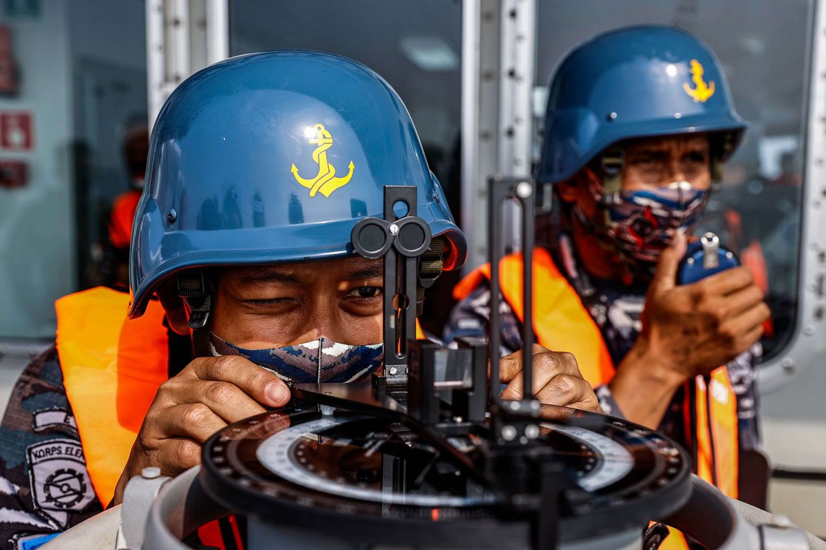 Prajurit TNI AL memantau pesawat Bonanza G-36 saat melintasi KRI Semarang di Perairan Teluk Jakarta, Selasa (21/7/2020). Latihan tersebut merupakan persiapan kegiatan manuvra lapangan (Manlap) Geladi Tugas Tempur Tingkat III (L-3) Koarmada I, Latihan Pendaratan Amfibi, dan Pengangkatan Kasal Sebagai Warga Kehormatan Korps Marinir di Pantai Todak Dabo Singkep, Kepulauan Riau pada 22 - 28 Juli 2020.