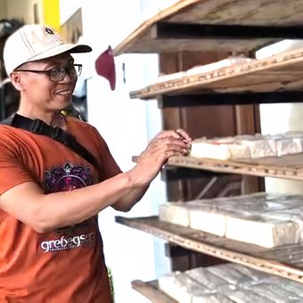 Hadi Prayitno pengrajin tempe di Dusun Kledang, Desa Ronosentanan, Kecamatan Siman, Kabupaten Ponorogo mengaku memilih mengecilkan ukuran tempe agar bisa bertahan di tengah kenaikan harga kedelai. Sebulan terkahir harga kedelai naik sebanyak 4 kali.