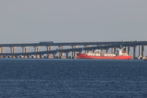Kapal Tanker Rusia Rusak Dihantam Drone Ukraina di Selat Kerch