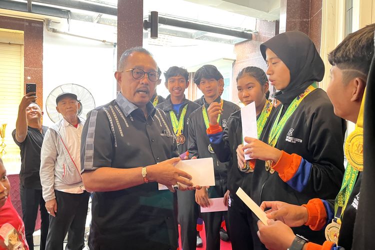Wakil Walikota Surabaya Armuji saat memberikan apresiasi kepada atlet pemenang balap sepeda Proprov Jatim XI 2025 di Rumah Dinas, Rabu (9/7/2025).