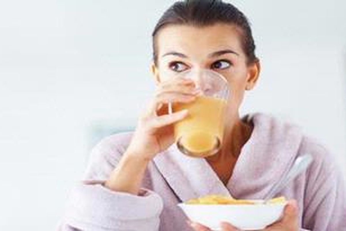 Sebaiknya tetap pada pola makan seimbang, dan lengkapi kebutuhan vitamin dengan minum jus.