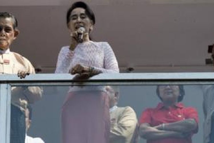 Aung San Suu Kyi tak bisa menjadi presiden, namun 'akan tetap memimpin' negaranya. 