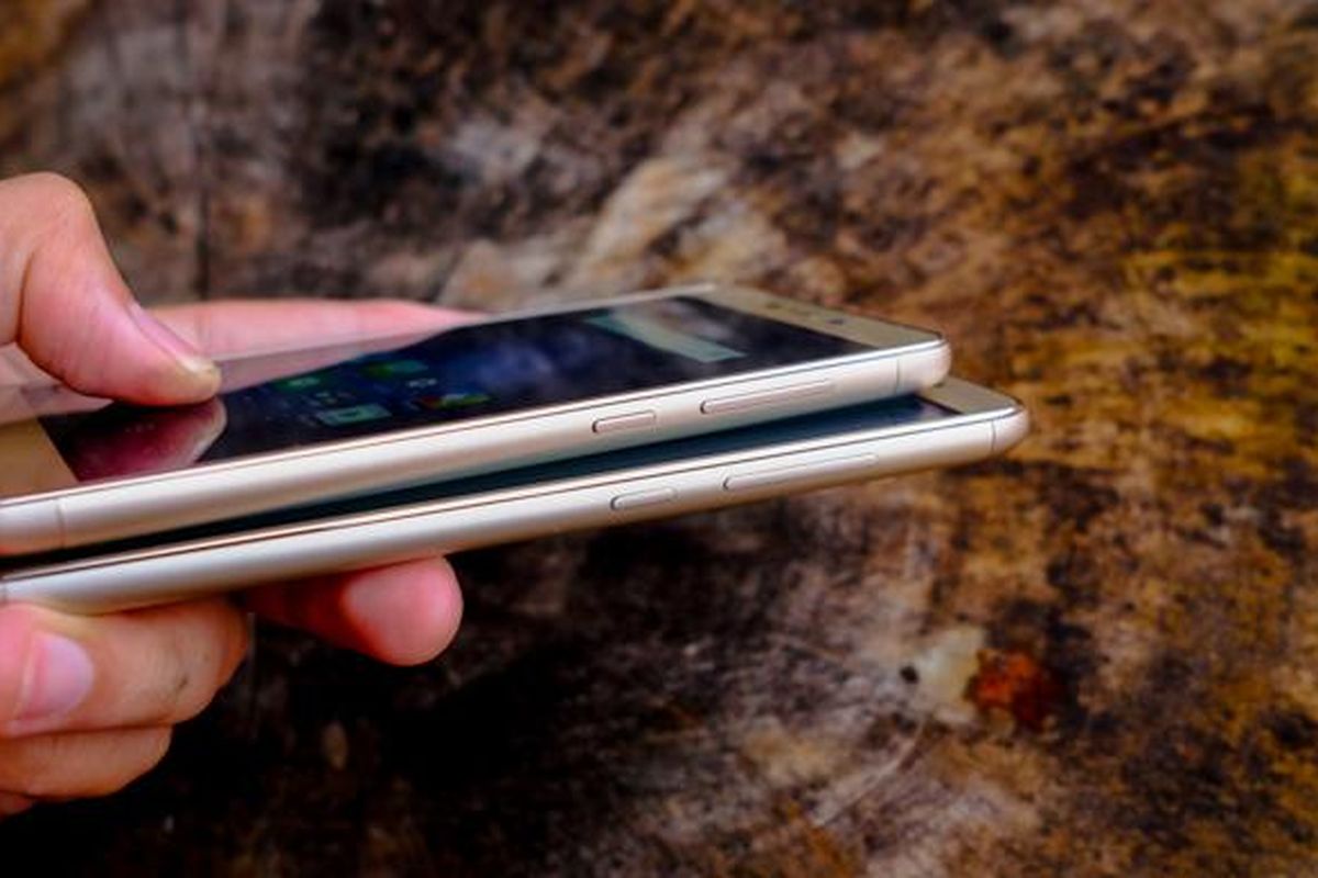 Perbandingan antara Xiaomi Redmi 3s (atas) dengan Redmi Note 3 (bawah)