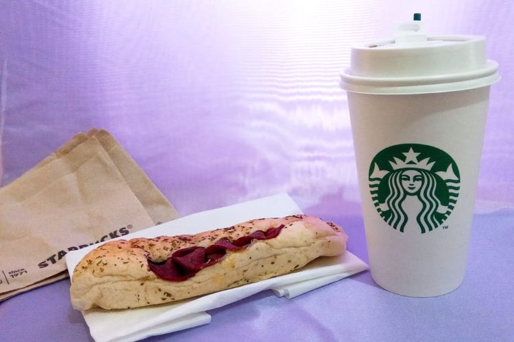 Hot Caffe Latte dan Beef Filone yang termasuk dalam paket sarapan Grande Morning dari Starbucks Indonesia, Kamis (7/1/2021).