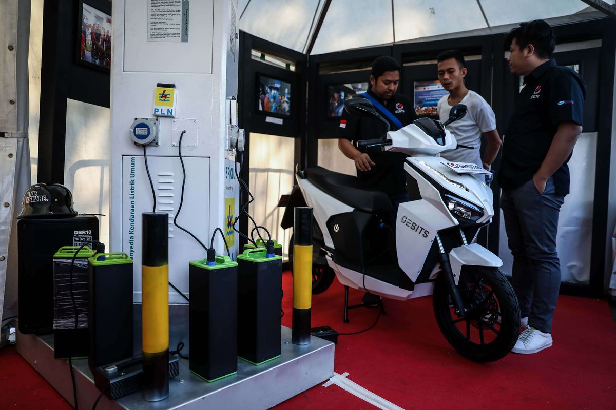 Warga mencoba Motor listrik Gesit dalam Pameran Kendaraan Listrik Masa Depan di kawasan Monas, Jakarta Pusat, Sabtu (31/8/2019). Kegiatan tersebut mengangkat tema Menuju Indonesia Bersih Udara dan Hemat Energi dengan Kendaraan Listrik.