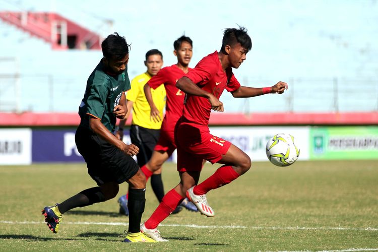Pemain Timnas Indonesia U-19, Supriyadi turut menyumbang gol saat ujicoba melawan Tim Liga 3 Jawa Timur Persekapas yang berakhir dengen skor 4-0 di Stadion Gelora Delta Sidoarjo, Jawa Timur, Senin (22/07/2019) sore.