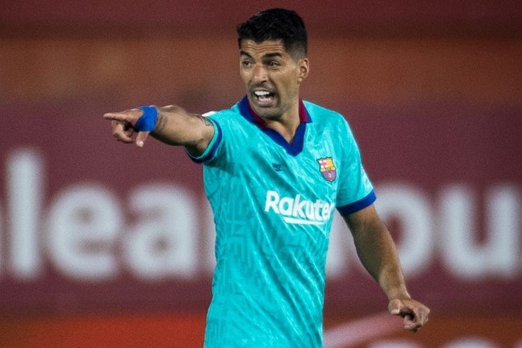 Penyerang Barcelona, Luis Suarez, beraksi pada laga kontra Mallorca di Stadion Son Moix, Mallorca, pada 13 Juni 2020.