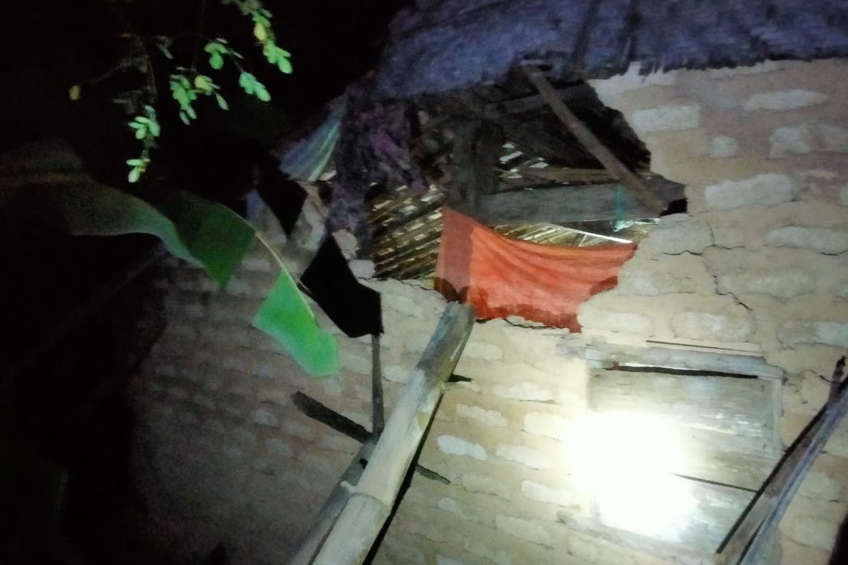 Salaah satu atap rumah dan gedung yang rusak di Desa Gendang Barat, Kecamatan Gayam, Pulau Sepudi, Sumenep, Jawa Timur, akibat gempa 6,5 SR, Selama malam. 