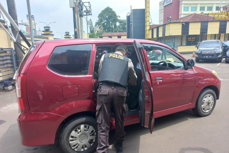 Anggota penjagaan Polres Metro Depok tengah memeriksa mobil oengunjung yang hendak memasukin area Mapolreatro Depok pada Rabu (7/12/2022). Hal itu imbas dari peledakan bom bunuh di Mapolsek Astanaanyar Bandung.