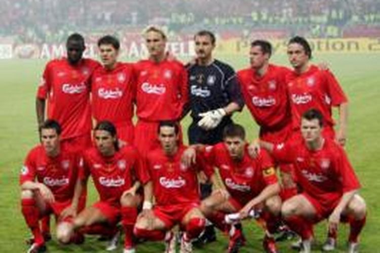 Jerzy Dudek (baju hitam/kiper) pernah seklub dengan Steven Gerrard (keempat dari kiri/bawah) di Liverpool pada 2001-2007.