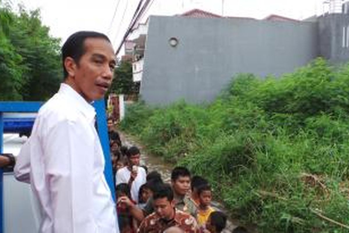 Gubernur DKI Jakarta Joko Widodo menerobos banjir di Kampung Sawah, Jakarta Timur, Rabu (29/1/2014).