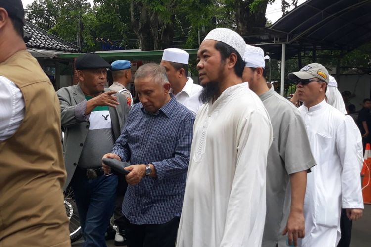 Amien Rais bersama perwakilan FUI memasuki gedung KPU, Menteng, Jakarta Pusat, Jumat (1/3/2019).