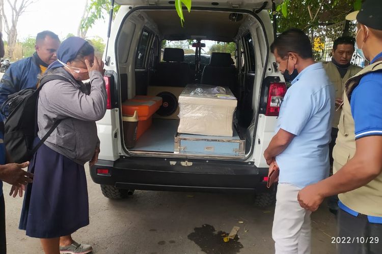 Jenazah Atira (4) saat tiba di Kupang dan dibawa menggunakan ambulans ke Kabupaten Timor Tengah Selatan