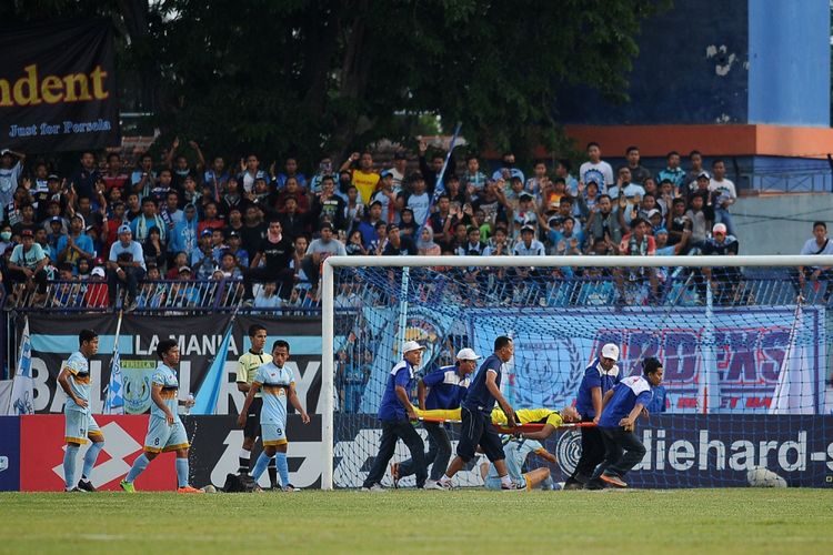 Penjaga gawang Persela Lamongan Choirul Huda ditandu petugas kesehatan ketika bertanding melawan Semen Padang dalam lanjutan Gojek Traveloka Liga 1 di Stadion Surajaya Lamongan, Jawa Timur, Minggu (15/10/2017). Choirul Huda meninggal dunia setelah sempat tak sadarkan diri karena mengalami benturan atau tabrakan dengan rekan setimnya, Ramon Rodrigues. Persela Lamongan menang atas Semen Padang FC dengan skor 2-0. ANTARA FOTO/Rahbani Syahputra/aww/17.