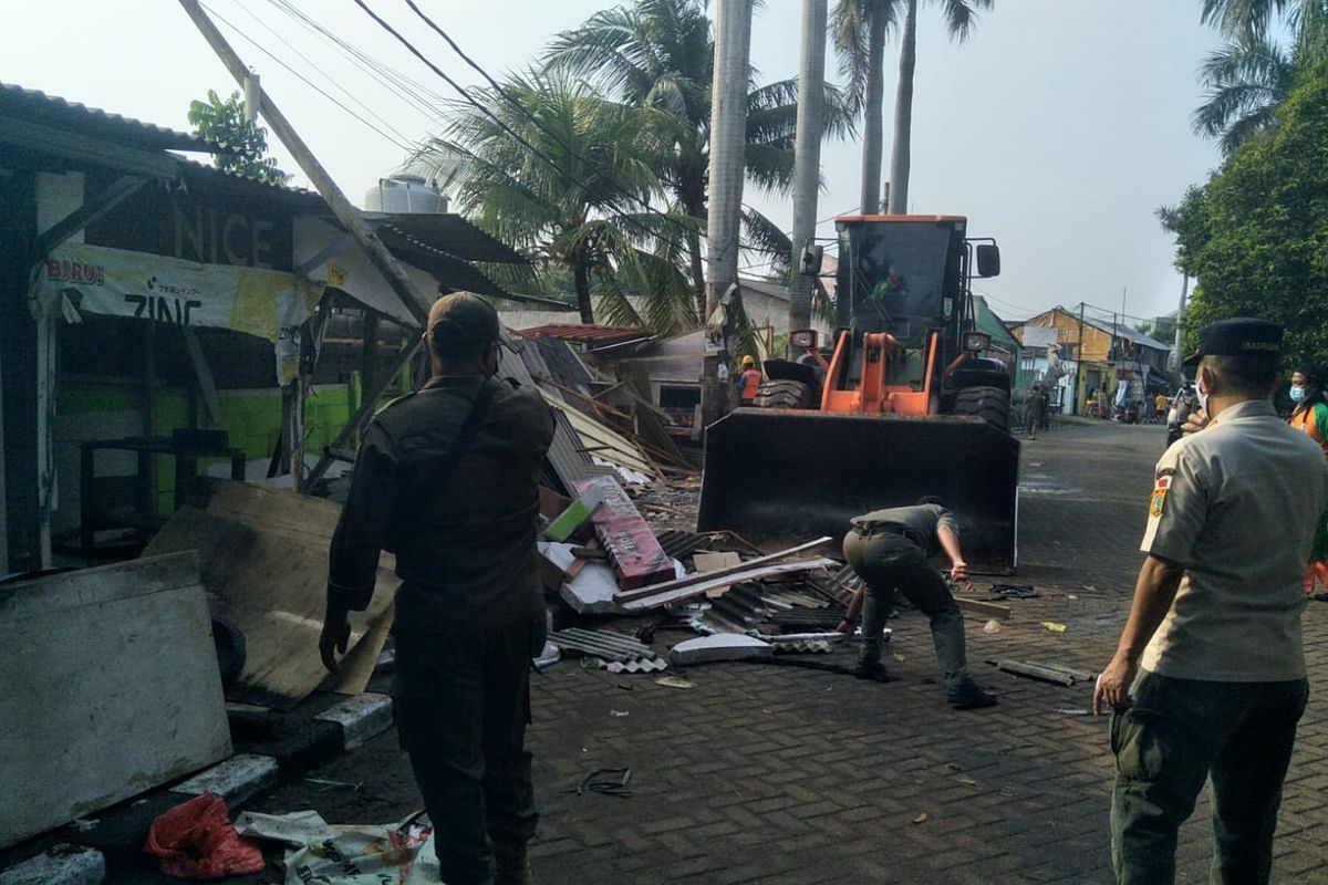 Puluhan bangunan di atas trotoar di Jalan Doktor Sumarno, jalan menuju Perumahan Eramas 2000, Cakung, Jakarta Timur, ditertibkan pada Rabu (9/3/2022).