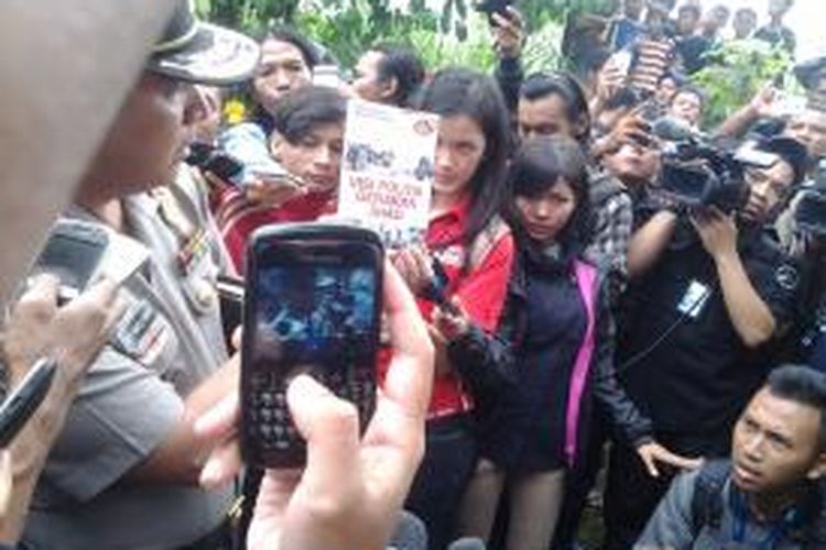 Kadiv Humas Mabes Polri, Brigjen Pol Boy Rafli Amar saat menunjukkan salah satu buku bertemakan jihad kepada wartawan di area lokasi penggerebekan rumah kontrakan terduga teroris di Ciputat, Tangerang Selatan, Rabu (1/1/2014).