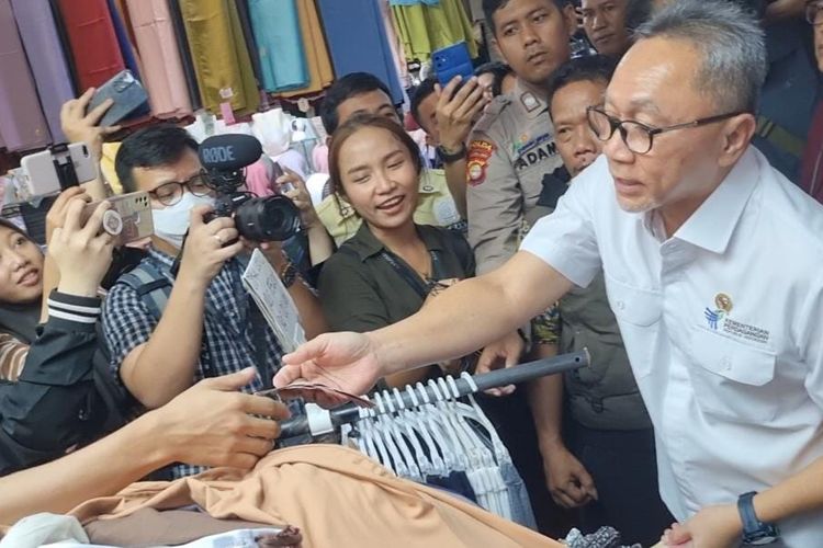 Menteri Perdagangan Zulkifli Hasan saat mengunjungi Pasar Tanah Abang Blok A, Jakarta, Kamis (28/9/2023). Dalam kunjungannya, Mendag turut memborong barang dagangan para pedagang untuk dibagikan kepada pengunjung.