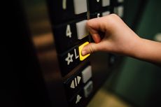Terjebak di Lift Macet Perusahaan, Gaji Karyawan Ini Malah Dipotong karena Telat