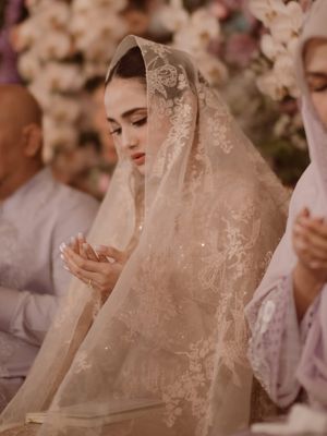Gaya pengajian Syifa Hadju tampil anggun dalam nuansa pastel lembut. Intip 6 detail style yang elegan.