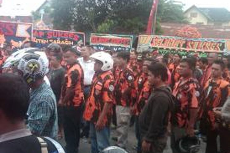 Massa Pemuda Pancasila dari dua kubu berbeda nyaris bentrok di Jalan WR Supratman, Pematangsiantar, Sumatera Utara, Sabtu (28/11/2015).