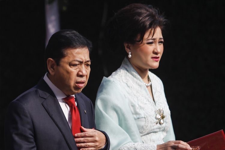 Ketua DPR Setya Novanto (kiri) beserta istrinya, Deisti Astriani Tagor (kanan) menghadiri pernikahan Putri Presiden Joko Widodo, Kahiyang Ayu dan Bobby Nasution di Gedung Graha Saba, Sumber, Solo, Jawa Tengah, Rabu (8/11/2017). ANTARA FOTO/Maulana Surya/aww/17.