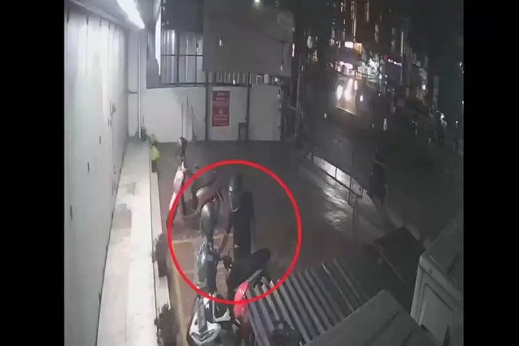 Terekam CCTV, Maling di Cirebon Cuma Butuh 69 Detik untuk Gasak Motor Karyawan Toko