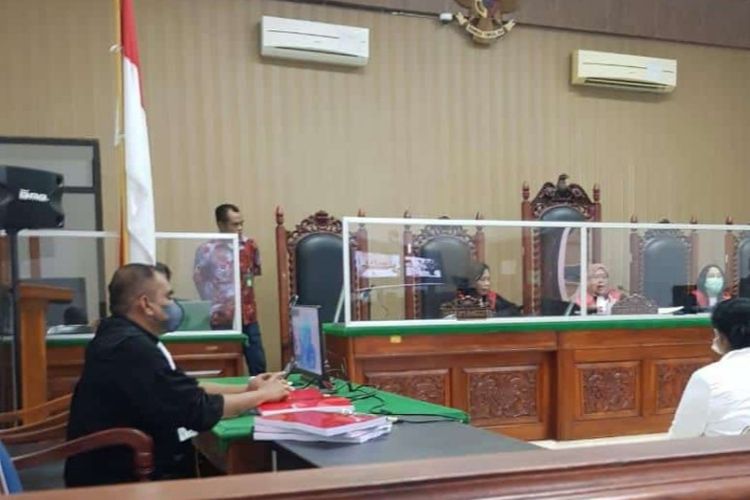 Foto: Suasana sidang perdana kasus dugaan korupsi pengelolaan dana Covid - 19 di Badan Penanggulangan Bencana Daerah (BPBD) Kabupaten Flores Timur, NTT di Pengadilan Tindak Pidana Korupsi pada Pengadilan Negeri Kupang, Kamis (1/12/2022).