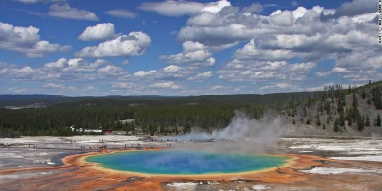 Grand Prismatic Spring adalah salah satu objek paling menarik di Taman Nasional Yellowstone, Amerika Serikat.