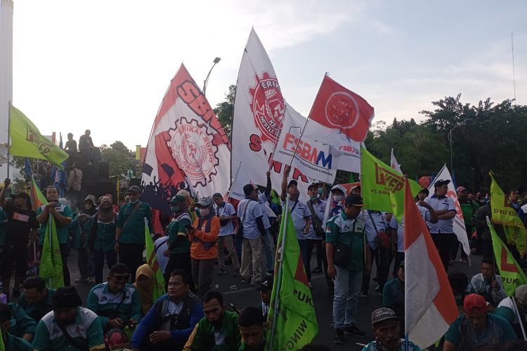 Ribuan buruh dari 38 serikat pekerja yang tergabung dalam Gerakan Serikat Pekerja (Gasper) Jawa Timur melakukan aksi demonstrasi di depan Kantor Gubernur Jawa Timur, Surabaya, Senin (19/9/2022), sekitar pukul 16.15 WIB.