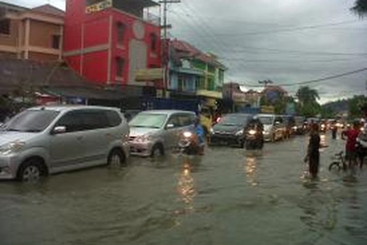 Banjir datang, Anjal mencari rupiah dengan menawarkan jasa. Demi uang ribuan, mereka tak peduli akan bahaya banjir dan ancaman Lakalantas