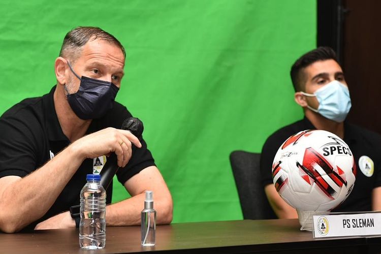 Pelatih PS Sleman Dejan Antonic (kiri) dan bek PS Sleman Fabiano Beltrame (kanan) usai Pre Match Press Conference Piala Menpora, Sabtu (27/3/2021), di Bandung.
