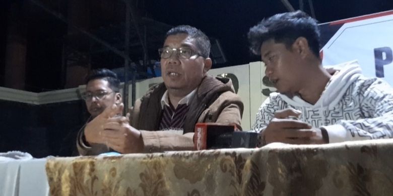 Pengacara Keluarga Brigadir J saat memberikan keterangan pers di RSUD Sungai Bahar, Rabu malam (27/7/2022).