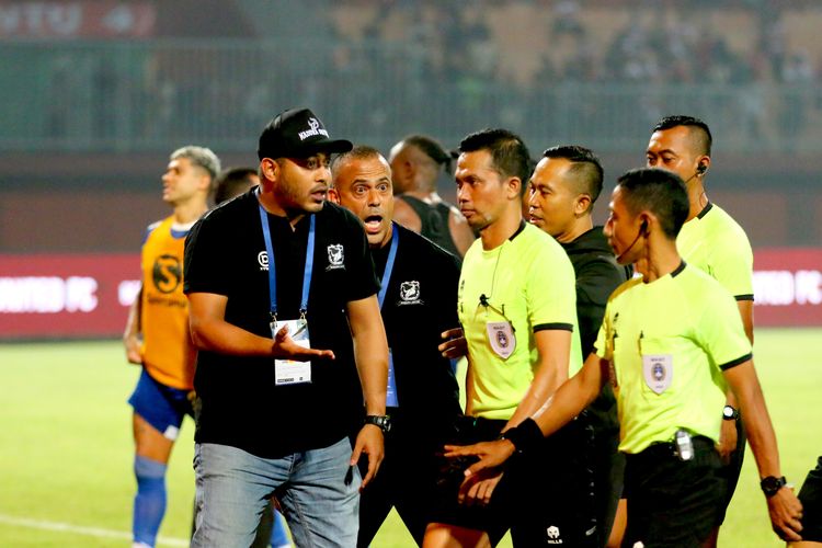 Manajer Madura United Umar Wachid dan pelatih Fabio Lefundes melalukan protes kepada wasit Dwi Purba seusai   pertandingan pekan ke-19 Liga 1 2022-2023 melawan Persib Bandung yang berakhir dengan skor 0-1 di Stadion Gelora Ratu Pamelingan Pamekasan, Jumat (20/1/2023) malam