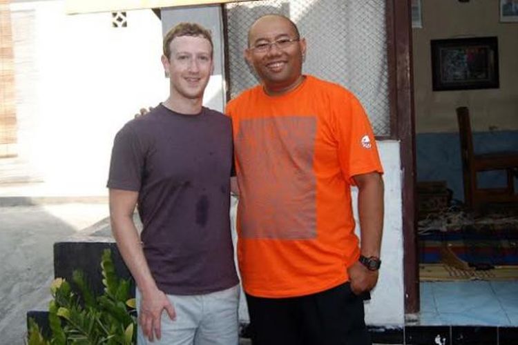 Mark Zuckerberg (kiri) dan Antonius Sasongko (kanan) di Kampung Cyber, Jogja, Minggu (12/10/2014).
