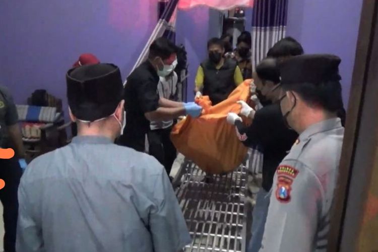 Richi Zulkarim (22) wargai Desa Madusari, Kecamatan Siman, Kabupaten Ponorogo, ditemukan tewas dengan kondisi mengenaskan karena telah membusuk di rumah yang ditinggalinya. Saat ditemukan kondisi korban telah menbusuk di dalam kamar tidurnya dengan kondisi telentang dan dari mulutnya mengeluarkan busa. Korban diduga telah meninggal 3 hari sebelum ditemukan