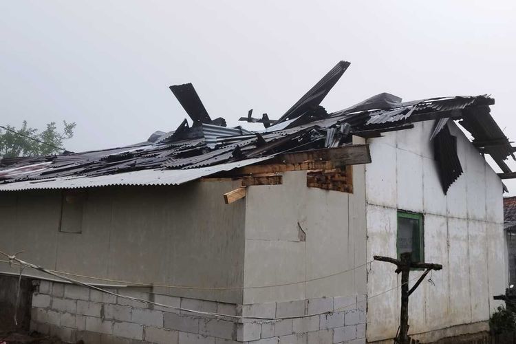 Sejumlah rumah rusak akibat diterjang angin puting beliung di Kecamatan Arjasari Kabupaten Bandung, Jawa Barat pada Jumat (24/2/2024) pukul 14.05 WIB
