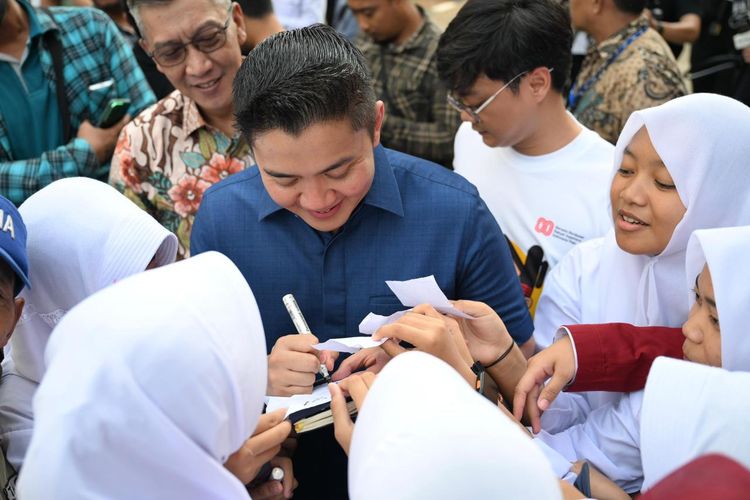 Sekretaris Kabinet (Seskab) Teddy Indra Wijaya saat meninjau Sekolah Rakyat Menengah Atas 33 di Tangerang Selatan, pada Minggu (19/10/2025).
