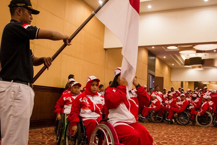 Atlet National Paralympic Commitee (NPC) mencium bendera Merah Putih pada acara Pelepasan atlet NPC ke Asean Paragames 2017 di Hotel Dewangsa, Solo, Jawa Tengah, Selasa (12/9). Indonesia akan menurunkan 196 atlet National Paralympic Commitee (NPC) untuk 11 cabang olahraga pada Kejuaraan Asean Paragames 2017 di Malaysia 17-23 September. ANTARA FOTO/Mohammad Ayudha/Spt/17. 