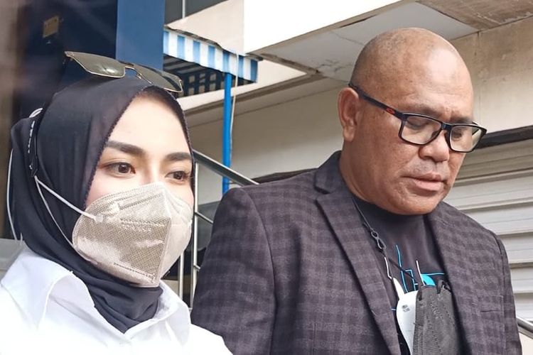 Selebgram Medina Zein (kiri) dan kuasa hukumnya, Djamalluddin Koedoeboen, usai membuat laporan terhadap Marrisya Icha di Polda Metro Jaya pada Rabu (5/1/2022). 