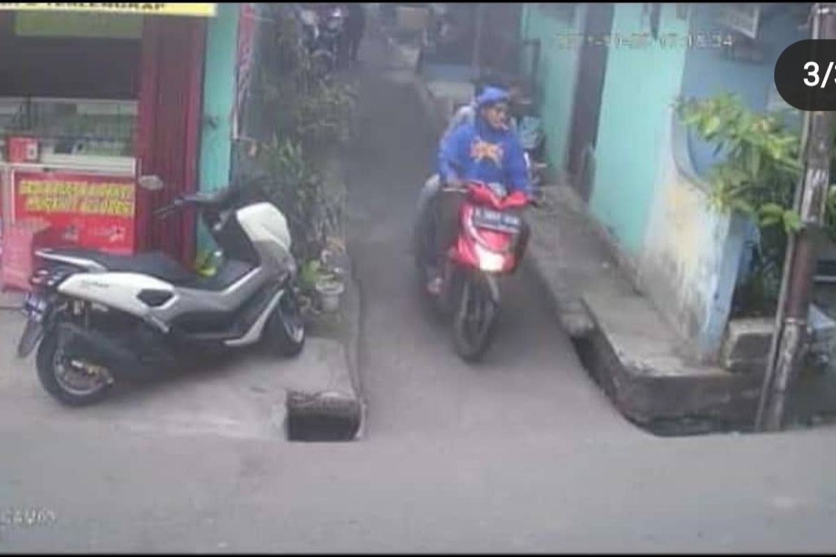 Tangkapan layar video terduga pelaku penjambretan di Jalan Nurul Amal Tujuh RT15/05, Kecamatan Cengkareng, Jakarta Barat, pada Senin (25/10/2021) sore.