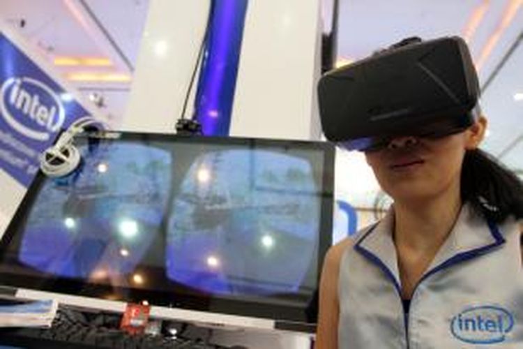 Model memperagakan penggunaan teknologi Virtual Reality bernama Oculus dalam Indocomtech 2014 di Jakarta Convention Center, Rabu (29/10/2014). Oculus yang dimiliki jejaring media sosial Facebook menghadirkan pengalaman virtual reality yang diaplikasi dalam sebuah permainan atau kegiatan lainnya. Pameran berlangsung hingga 2 November.