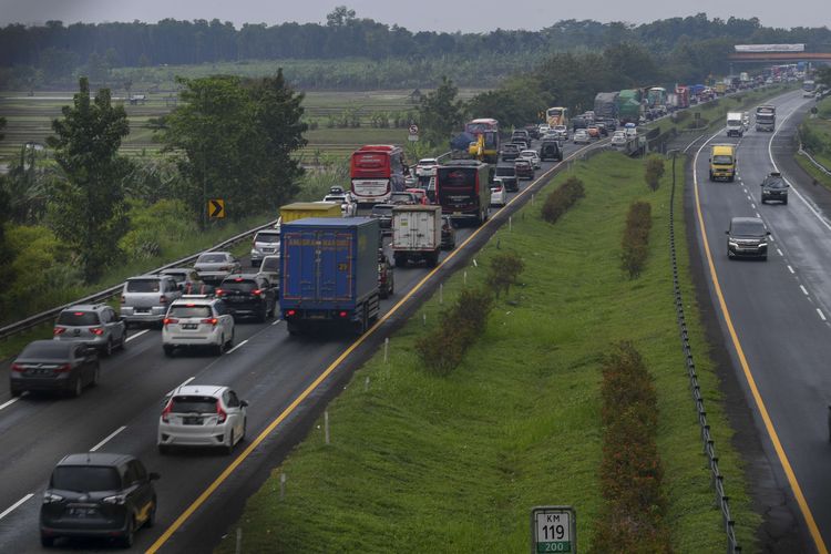 Sejumlah kendaraan melintas di jalan Tol Cikopo-Palimanan, Jawa Barat, Rabu (27/4/2022). Memasuki H-5 lebaran 2022 volume jumlah kendaraan mengalami peningkatan yang signifikan di jalan tol Cikopo-Palimanan yang mengakibatkan kemacetan pada sejumlah ruas jalan utama tol karena antrea kendaraan yang akan masuk rest area.