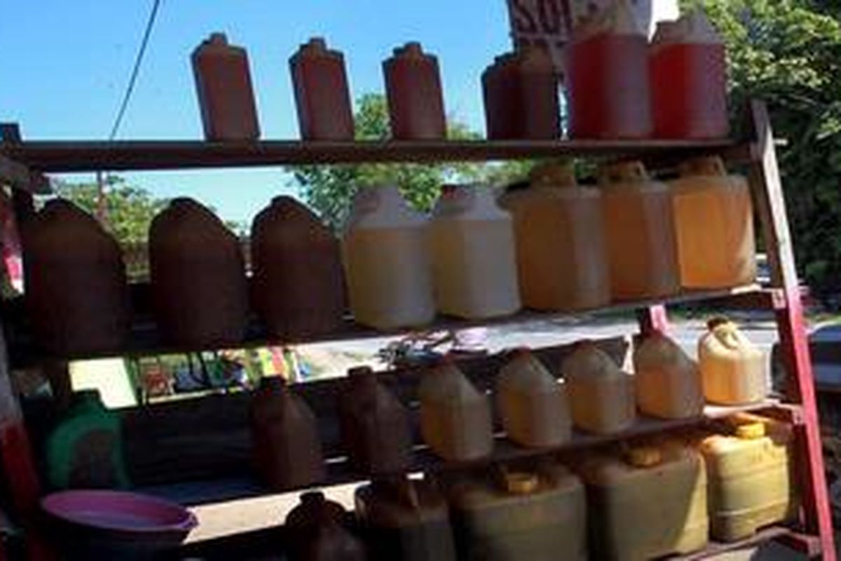 Pengecer Solar di Jalan Pulau Benda, Ngabang, Kalimantan Barat , Kamis (3/5/2012).