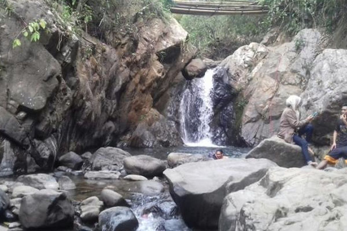 Curug Putri Kencana adalah salah satu wisata alam di Kabupaten Bogor, Jawa Barat.
