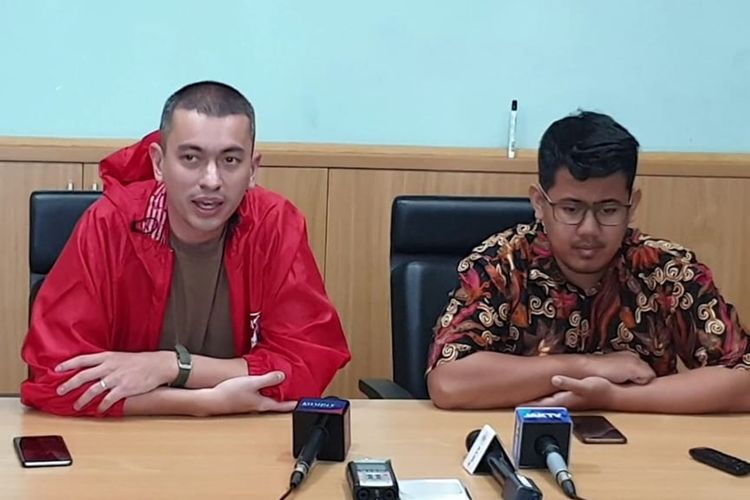 Juru bicara PSI Rian Ernest dan Ketua Fraksi PSI Idris Ahmad dalam konferensi pers di Gedung DPRD DKI, Jalan Kebon Sirih, Jakarta Pusat, Senin (4/11/2019).