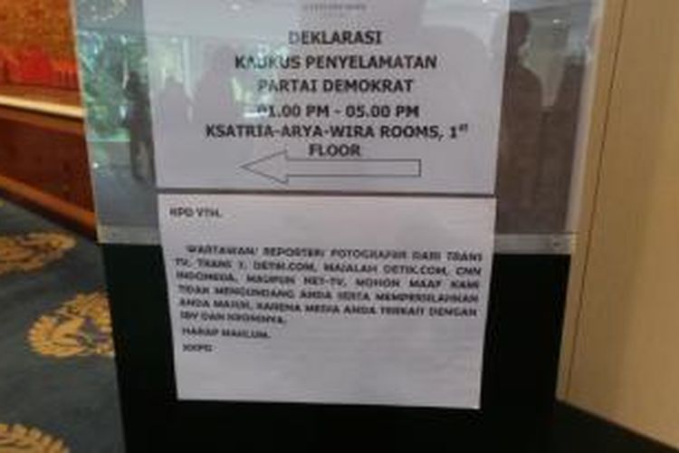 Pemberitahuan larangan masuk bagi wartawan Trans Corp di acara Kaukus Penyelamatan Partai Demokrat di Jakarta, Kamis (30/4/2015).