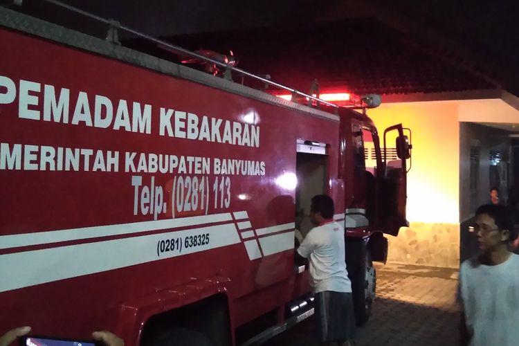 Mobil Damkar didatangkan untuk memadamkan kebakaran di pastoran kompleks Gereja Santo Yosep Purwokerto, Jawa Tengah, Kamis (17/10/2019).