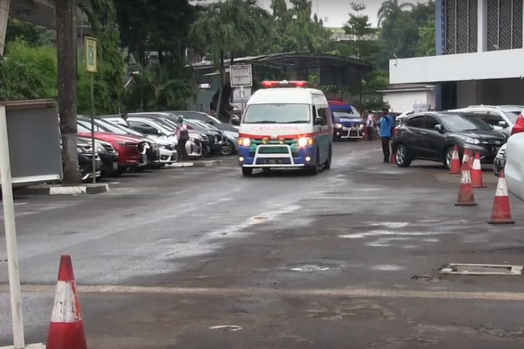 Mobil ambulans yang membawa korban luka bakar akibat kebakaran Kilang minyak milik PT Pertamina RU VI di Balongan, Indramayu, Jawa Barat tiba di Rumah Sakit Pusat Pertamina, Kebayoran Baru, Jakarta Selatan pada Senin (29/3/2021) siang.